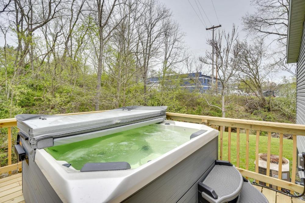 Serene Zanesville Getaway Hot Tub, 2 Decks!